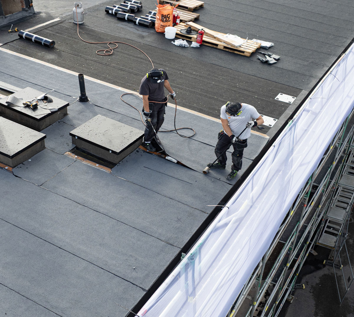 Grabbarna på taket.jpg